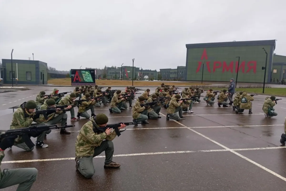 За последние пять лет на создание и содержание лагерей для обязательных военных сборов школьников власти направили как минимум 50 млрд рублей. В центрах проходят строевая подготовка, стрельбы, обучение обращению с оружием и управлению дронами; участники жалуются на попытки склонить их к службе и учёбе в военных вузах.
