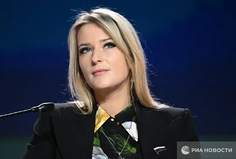 Яна Лантратова, 37 лет, назначена уполномоченным по правам человека. Ранее она работала в молодёжных организациях и в Госдуме, известна публичной критикой оппозиции и спорными заявлениями; эксперты называют её назначение сигналом ослабления института омбудсмена.