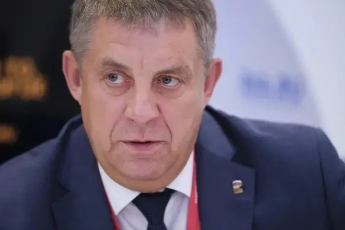 После недавней отставки Александра Богомаза обсуждается возможность его назначения на вакантный мандат депутата Госдумы. Параллельно обсуждаются возможные назначения других ушедших в отставку губернаторов и идут расследования, связанные со строительством оборонительных сооружений.