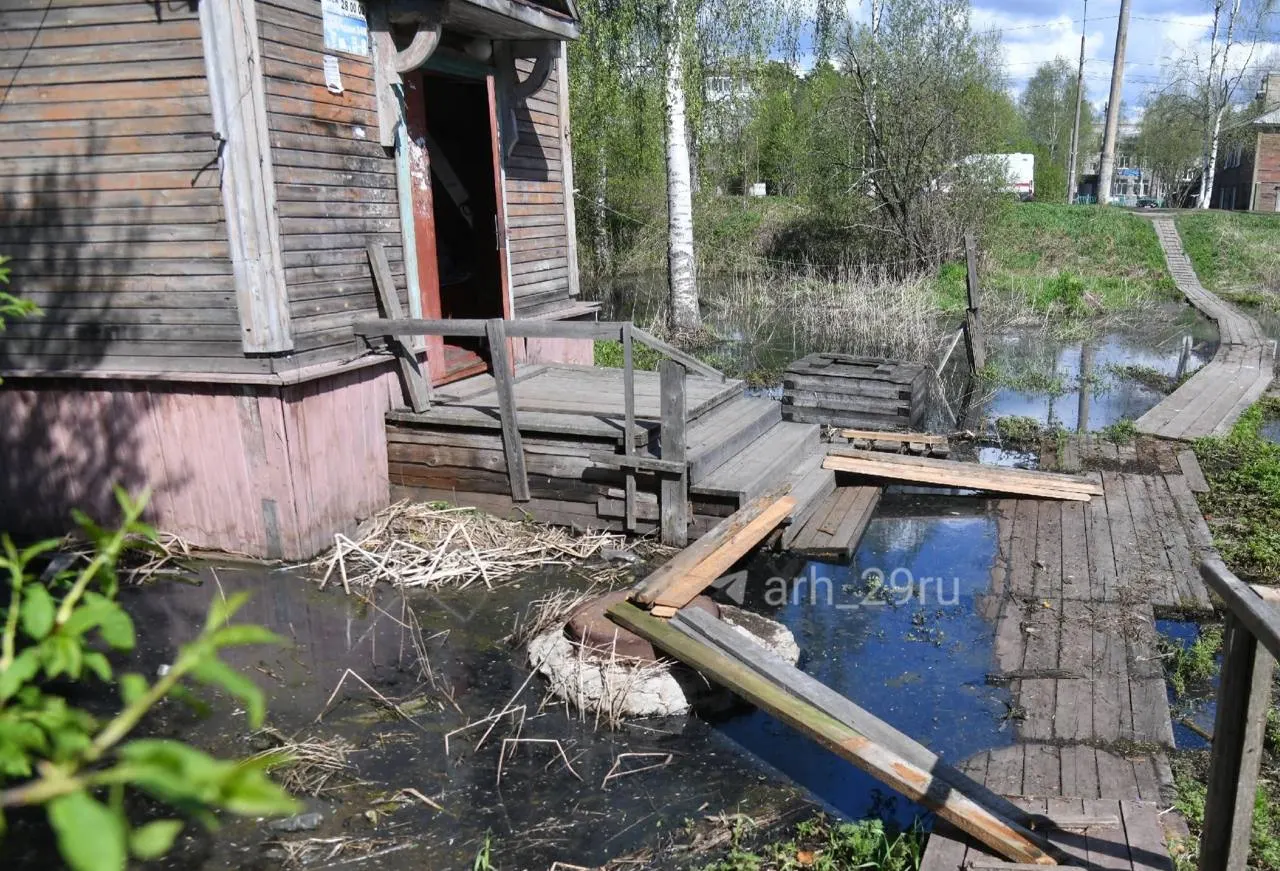 В деревянном квартале около домов на Ленинградском улице жители жалуются на запах и скопление сточных вод. Коммунальщики прочищают коллектор и вынимают мусор из труб.