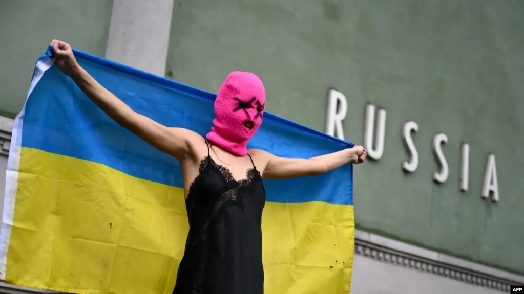 Росфинмониторинг обновил список: панк‑сообщество Pussy Riot внесли в перечень террористов и экстремистов; в последние годы против участниц выдвигались уголовные обвинения и выносились заочные приговоры.