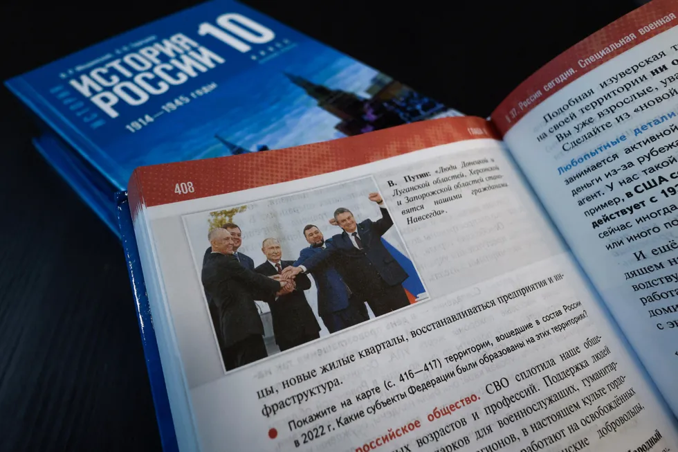 Новая линейка учебников по истории для 6–9 классов строит повествование так, чтобы воспитывать лояльность к власти: спорные события смягчаются или замалчиваются, в сюжет встраиваются современные государственные проекты, а поражения и жестокие эпизоды подаются в удобной пропаганде форме.