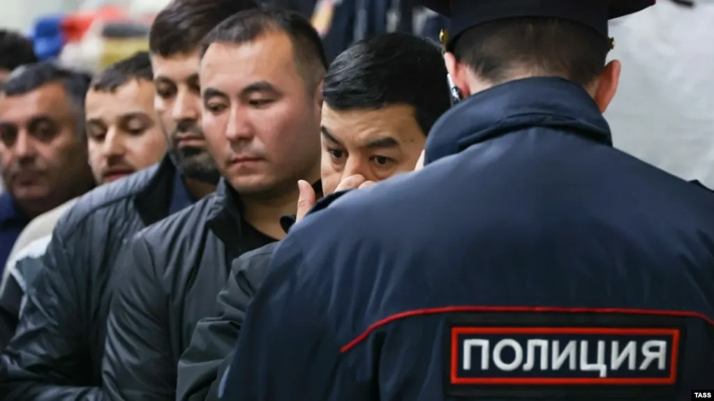 Законопроект расширяет перечень административных правонарушений, за которые иностранцев и лиц без гражданства могут выдворять из России — число таких оснований увеличится до 58.