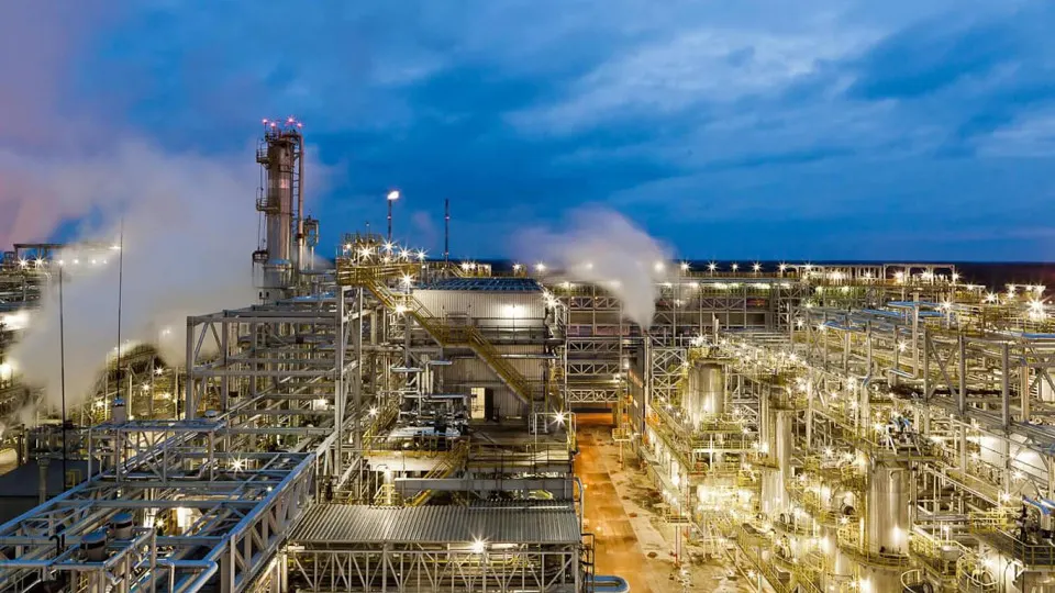 Киришский нефтеперерабатывающий завод «Кинеф» приостановил переработку и отгрузки после удара беспилотников. Основные мощности повреждены — восстановление может занять месяцы. С начала весны ряд российских НПЗ уже прекращал работу из‑за подобных атак.