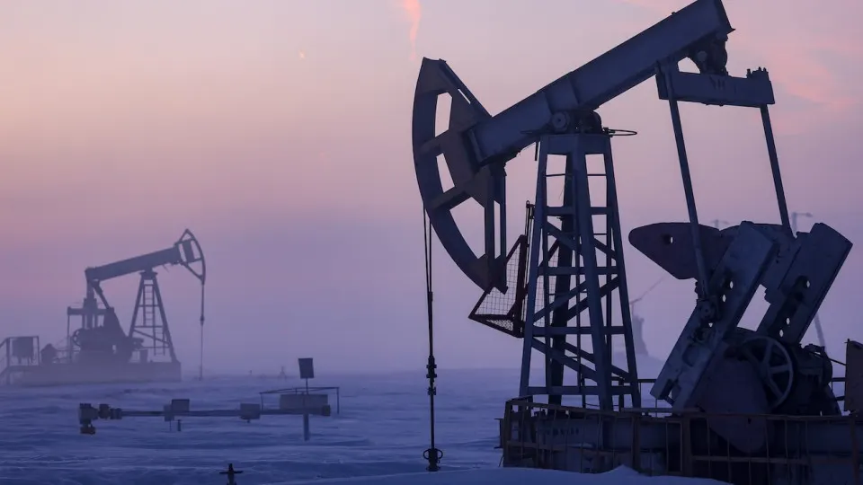 Минэкономразвития прогнозирует снижение добычи нефти в 2026 году до примерно 511 млн тонн — самого низкого уровня с 2009 года. Причины — ухудшение финансовой ситуации в компаниях, сокращение бурения и ограничения, связанные с военным временем.
