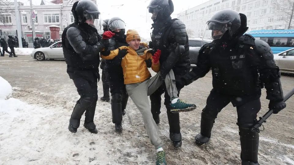Закон расширяет профилактические полномочия МВД: в планы полиции добавили предупреждение уклонений от призыва и противодействие искажению исторической правды. Эксперты связывают изменения с подготовкой к круглогодичному призыву и возможному использованию мобрезерва.