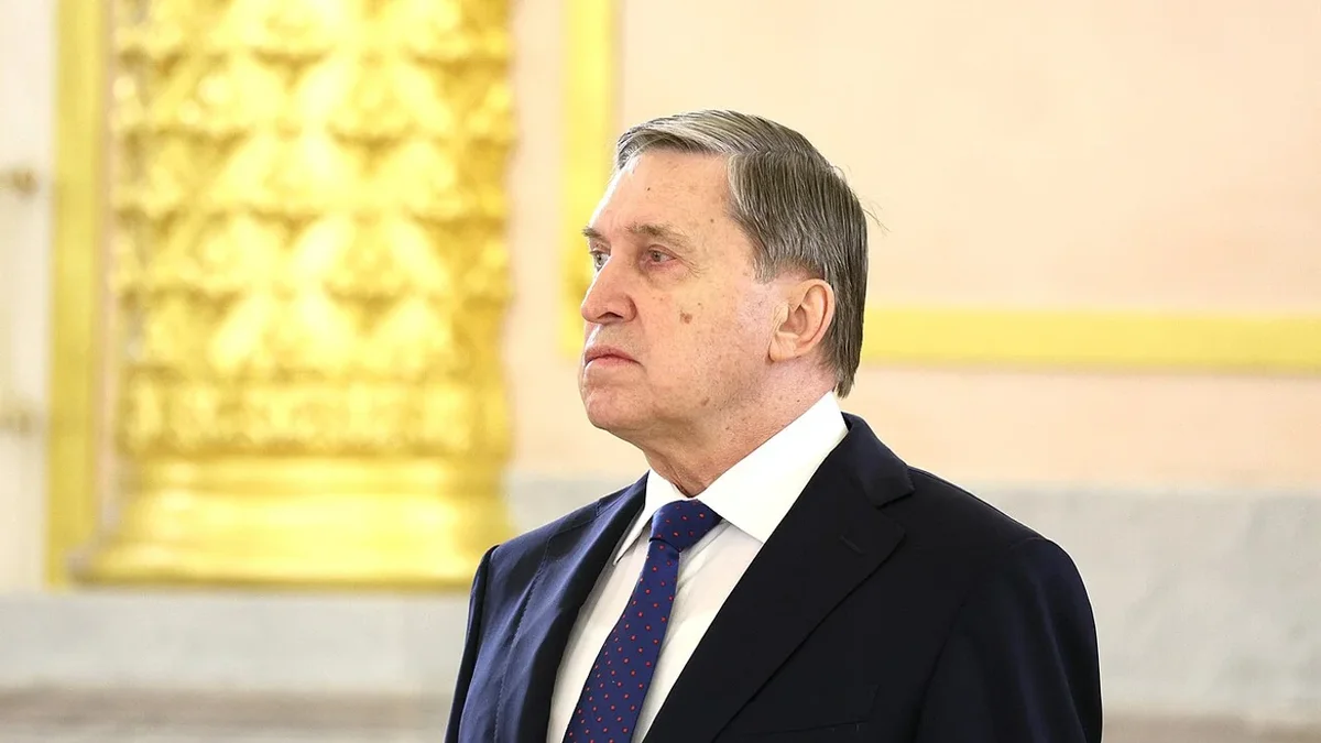 Помощник главы российского государства заявил, что конфликт не прекратится до вывода украинских войск из Донбасса. По его словам, переговоры будут бессмысленны, если этот шаг не будет сделан; США, по словам Ушакова, продолжают попытки посредничества, а президент выразил готовность к встрече при определённых условиях.