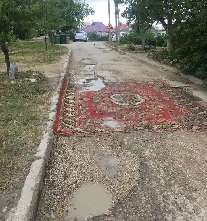 В Госдуме зарегистрирован законопроект, разрешающий жильцам самостоятельно восстанавливать покрытие во дворах и на местных дорогах; правительство инициативу не поддержало, ссылаясь на необходимость участия специалистов.