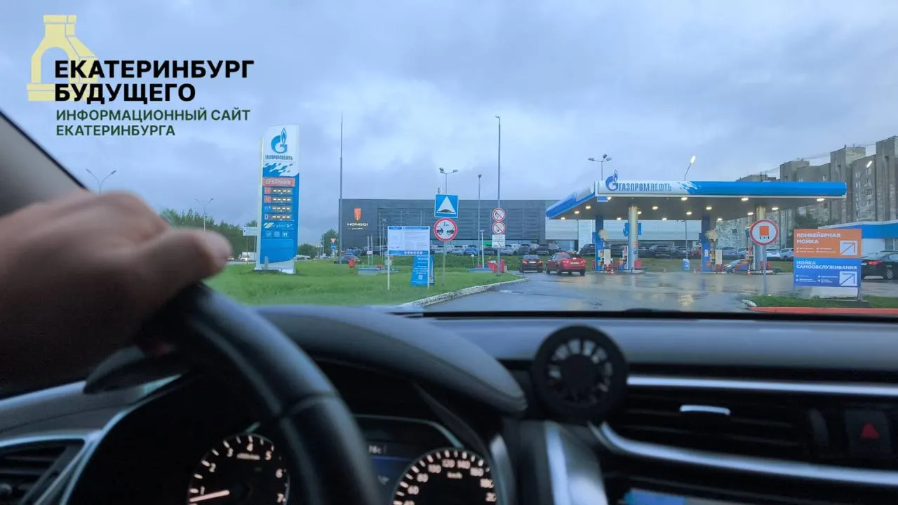 Средние цены на АИ‑92, АИ‑95 и дизель в регионе выросли, жители отмечают дефицит некоторых марок и очереди на АЗС. Власти обещают меры, но эксперты предупреждают, что простое административное сдерживание цен не решит проблему.