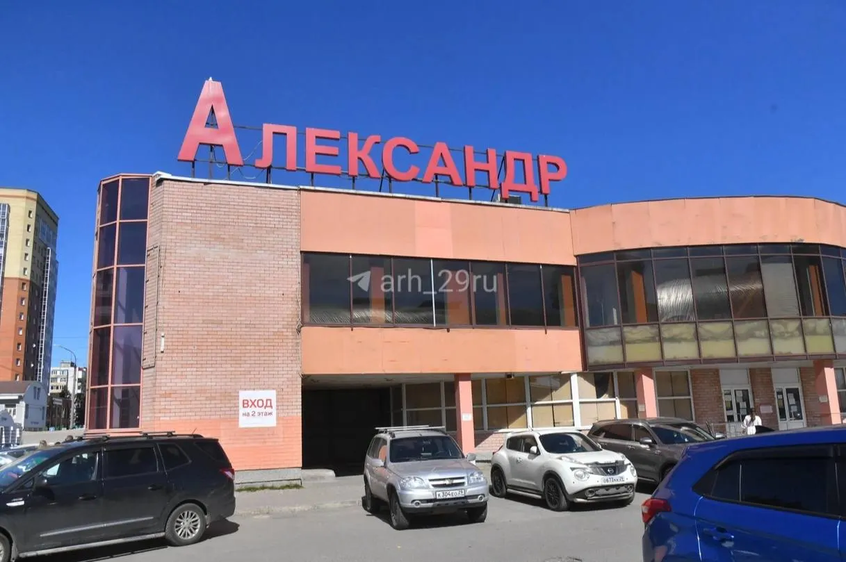 Главный вход торгового центра закрыт, на втором этаже прекратил работу магазин «Эльдорадо», другие отделы также освободили помещения и повесили объявления на дверях.