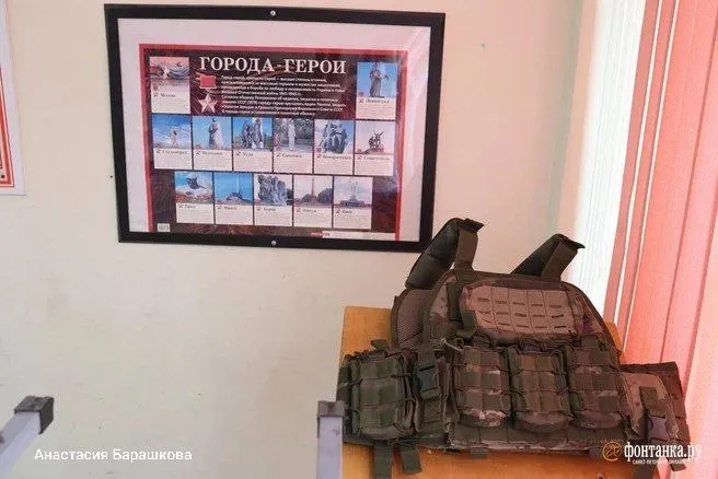 Долю начальной военной подготовки в школе планируют увеличить с 20% до 50% учебного времени с 1 сентября 2026 года. В программу добавят изучение БПЛА и учебные сборы, а также введут предмет «ДНК‑России» с 83 героями, в том числе участниками СВО.