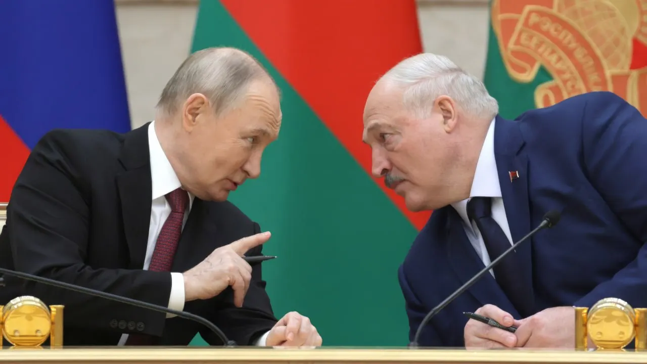 26 июня в резиденции на Валдае прошли закрытые переговоры президентов России и Белоруссии. Официальных заявлений не последовало — власти ограничились общими формулировками о региональной безопасности и союзном сотрудничестве.