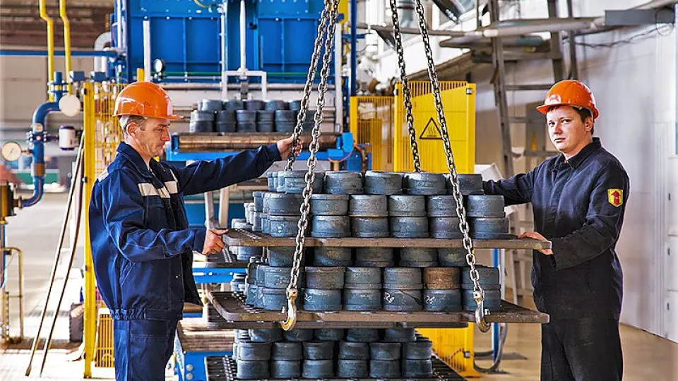 По требованию Генпрокуратуры Лефортовский районный суд Москвы наложил арест на активы Европейской подшипниковой корпорации и связанные с ней предприятия. В деле фигурируют экс‑депутат и несколько бизнесменов; прокуратура ставит под сомнение законность действий, приведших к введению антидемпинговых пошлин.