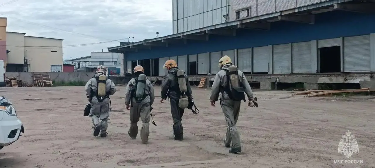 Разгерметизация трубопровода в производственном помещении. Трубопровод перекрыли, угрозы для жителей нет, пострадавших нет. Эвакуировались семь человек, на месте работают оперативные службы.