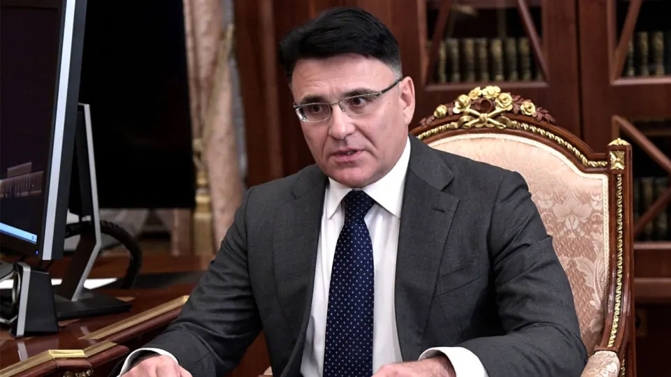 Александр Жаров заявил, что квоты позволят отсеивать «посредственные» иностранные фильмы, освободив экранное время для российских лент. Инициативы обсуждаются на фоне предложений режиссёра Никиты Михалкова и поручения президента ускорить решение о квотировании.