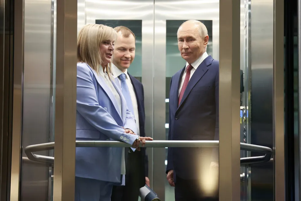 Руководители силовых ведомств якобы предлагают президенту отменить или перенести выборы в Госдуму из‑за экономических проблем и угроз безопасности. В администрации и политблоке находятся игроки, выступающие за сохранение сроков; обсуждение пока носит в основном неформальный характер.