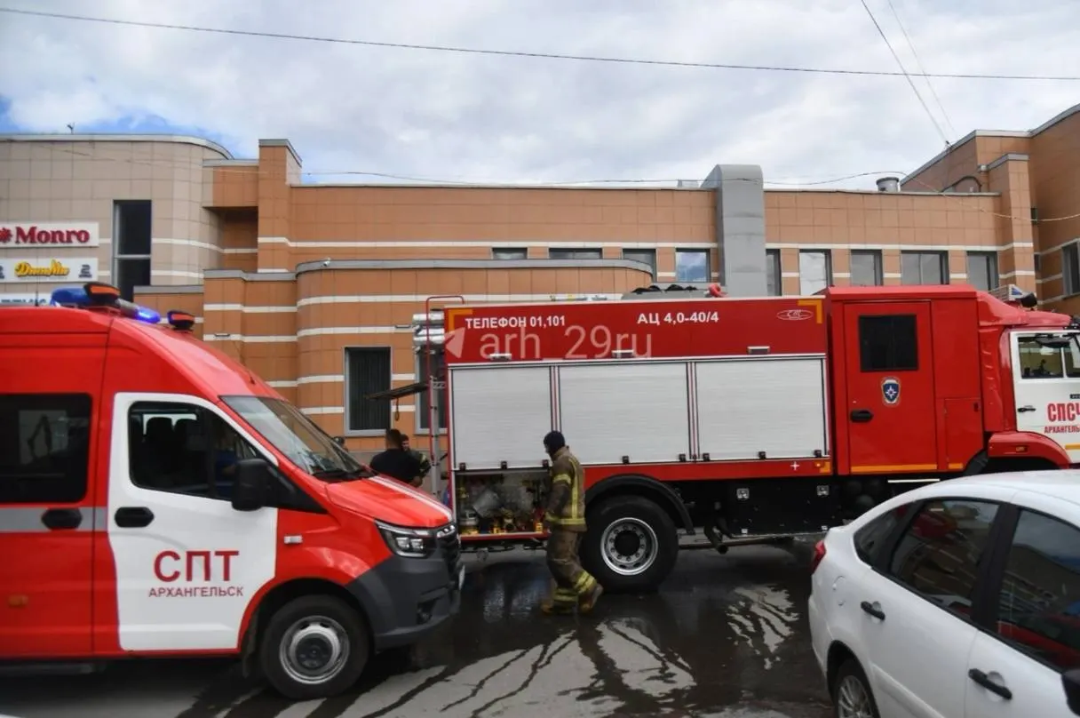 Возле торгового центра очевидцы сообщили о серии хлопков из цокольного этажа; на месте работают пожарные и медики, посетители остаются возле здания.