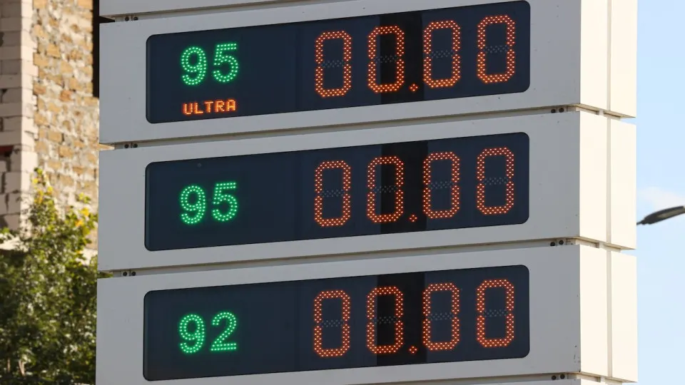 За неделю розничные цены на автобензин в среднем выросли на 3%. Топливный кризис охватил более 60 регионов, производство бензина сократилось после ударов по НПЗ, власти ищут экстренные меры для сглаживания дефицита.