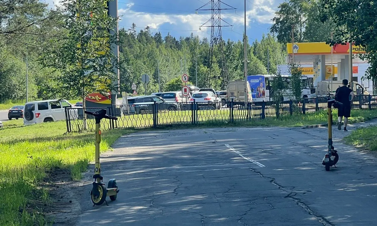 В ряде регионов сохраняются ограничения на продажу бензина и дизтоплива: автозаправки вводят лимиты, а водители вынуждены стоять в многочасовых очередях. В отдельных районах топливо отсутствует вовсе.