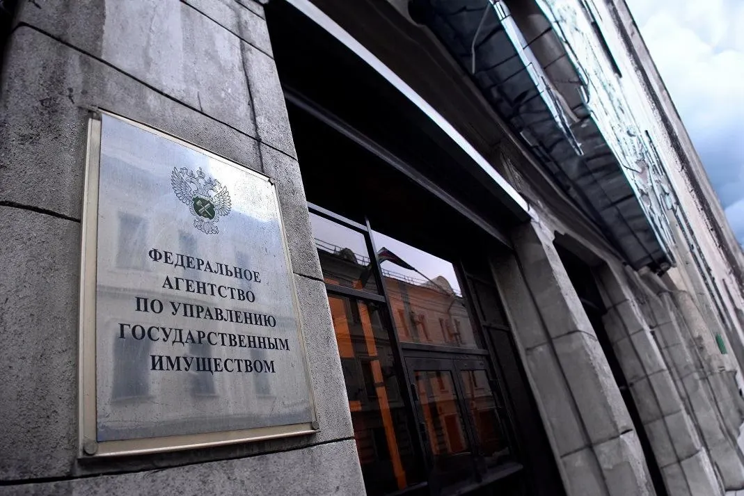 Депутаты отменили ценовой порог и полугодовую паузу между аукционами — теперь любое конфискованное жильё можно будет выставлять на продажу. Закон также вводит реестр оценщиков, ужесточает требования к организаторам торгов и вводит особые правила для религиозной недвижимости. Документ вступит в силу через 10 дней после публикации.