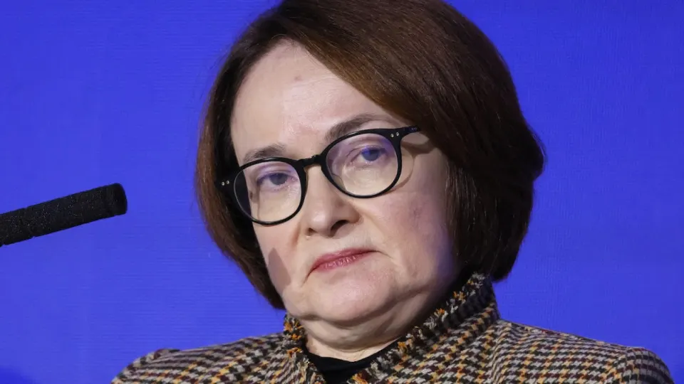 Резкий рост цен на бензин и резкое падение выпуска нефтепродуктов усиливают инфляционное давление — это ставит под вопрос ожидаемое смягчение денежно‑кредитной политики и может отложить снижение ключевой ставки.