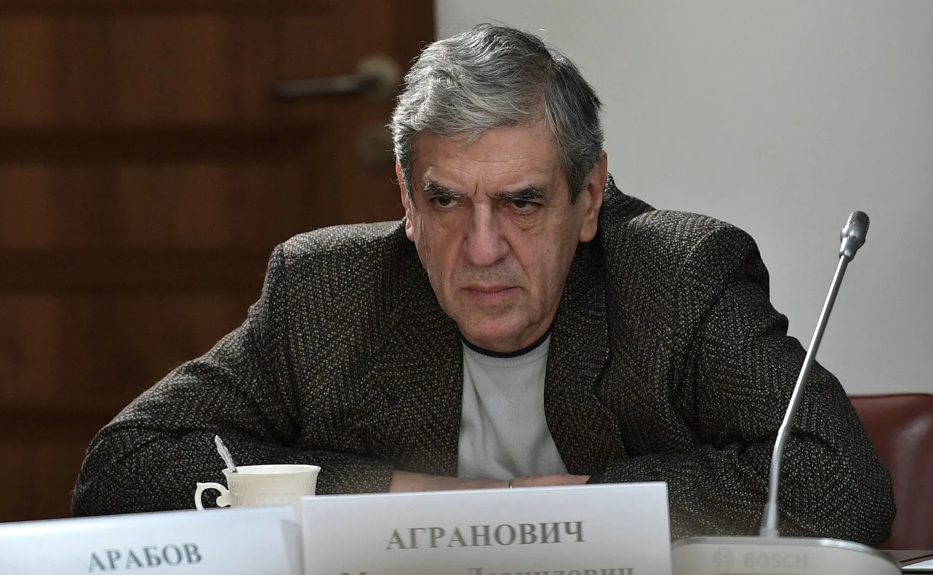 Операторский факультет Всероссийского института кинематографии объявил набор в специальную группу режиссёра Михаила Аграновича с условием годовой контрактной службы в войсках беспилотных летательных аппаратов. Студентам обещают бесплатное обучение, место в общежитии и социальные льготы; правозащитники предупреждают о рисках и недостоверности обещаний об увольнении по истечении срока контракта.