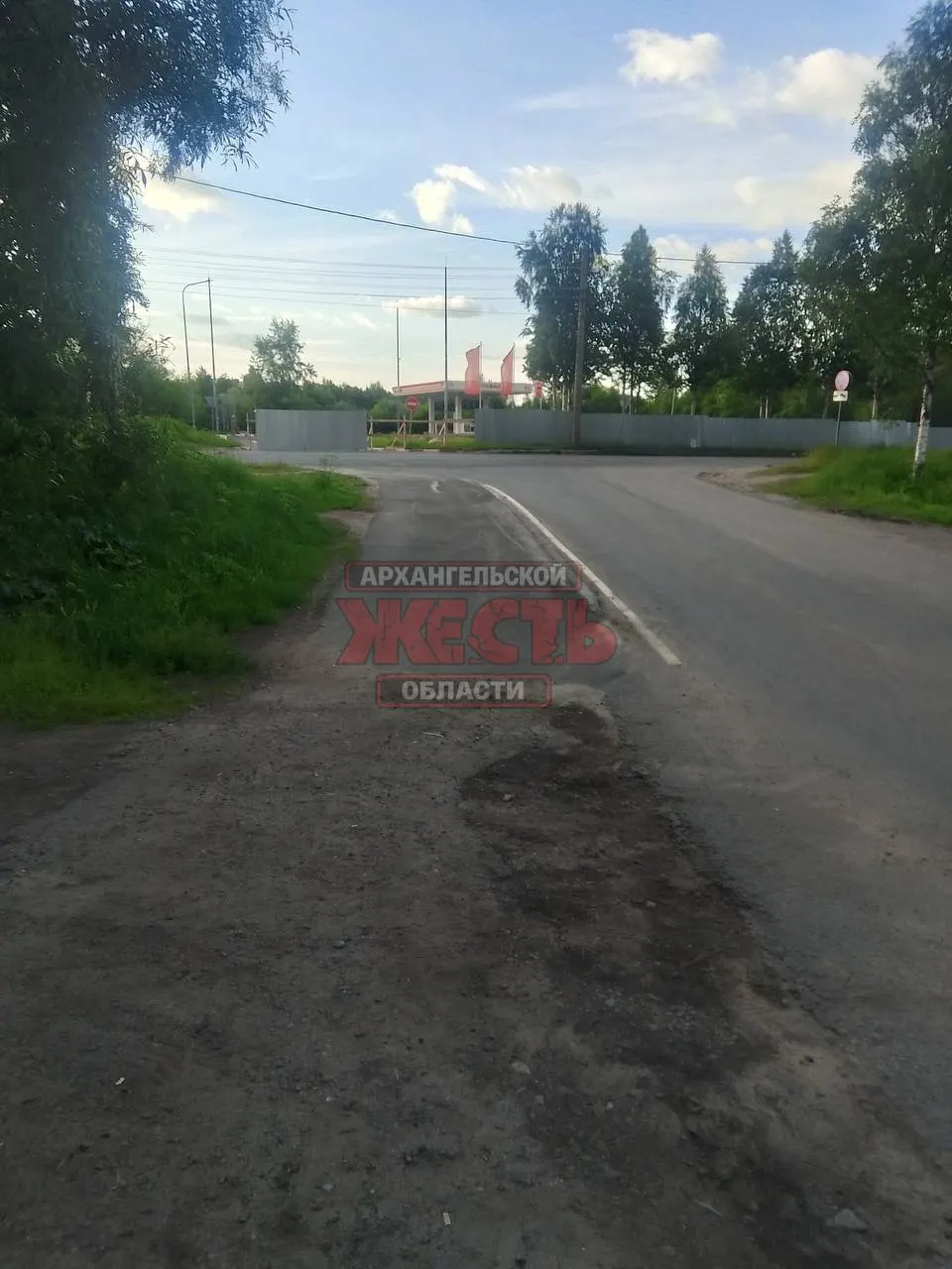 В Соломбале и на Сульфате оградили автозаправки: станции закрыты для отпуска топлива, в приложении компании указано, что проводятся реконструкционные работы.