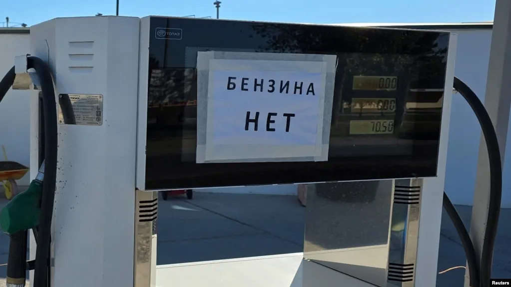 По данным Росстата за неделю с 23 по 29 июня 2026 года в Севастополе зафиксирован рекордный рост цен на бензин — на 30%. В среднем по стране бензин подорожал на 1,6%, дизель — на 2,23%; в некоторых регионах введены ограничения на продажу топлива.