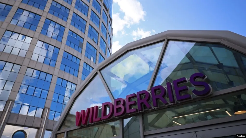 Ночью беспилотники поразили склады Wildberries в Пензенской области и Удмуртии: есть пострадавший, проводились эвакуации, отмечаются пожары; Минобороны РФ сообщает о сотнях сбитых БПЛА.