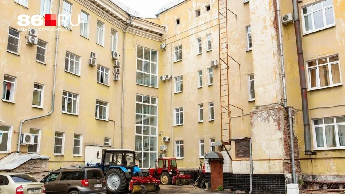 Решение о переустройстве дворовой территории и организации парковки должно приниматься на общем собрании собственников; далее потребуются согласования с властями и управляющей организацией.