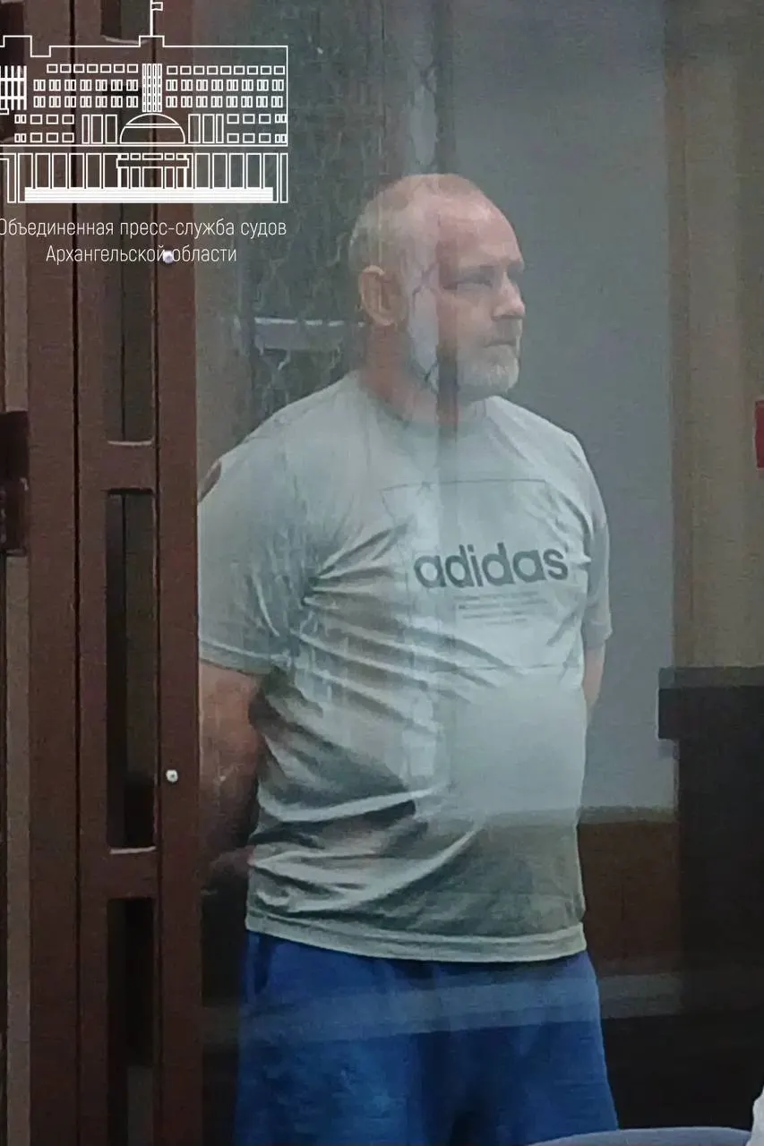 Утром 2 июля в одном из баров Архангельска в ходе ссоры 40‑летний мужчина ножом ударил 31‑летнего посетителя — пострадавший погиб. Подозреваемого взяли под стражу, ему грозит 6–15 лет лишения свободы.