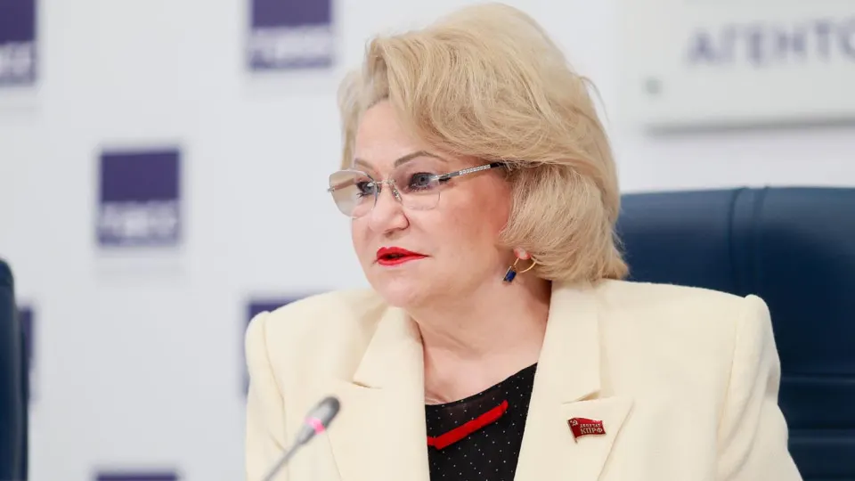 Глава думского комитета предупредила, что из‑за ударов по нефтеперерабатывающим заводам в стране может развиться серьёзный дефицит топлива, угрожающий уборочной кампании и поставкам продовольствия.