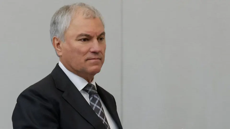 Спикер Госдумы призвал приоритетно развивать трамвайное сообщение в крупных городах как способ снижения зависимости от автомобилей. Глава транспортного комитета попросил водителей выдержать очереди на АЗС на период дефицита; аналитики связывают проблемы с ударами по топливной инфраструктуре и сокращением производства бензина.