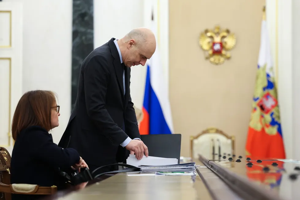 Новые полномочия Министерства финансов — оперативно закрывать кассовые разрывы и занимать сверх бюджетного потолка — делают фискальную политику непрозрачной и повышают риск долгово‑инфляционной нагрузки. Это подрывает предсказуемость для бизнеса и удлиняет период высоких ставок.