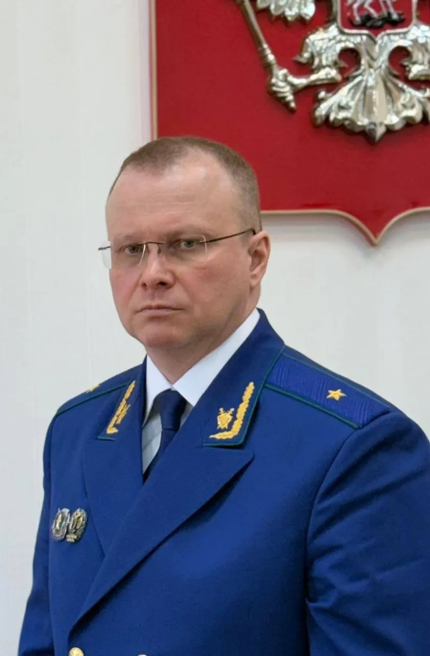 Новиков, 1979 г.р., работает в органах прокуратуры с 2001 года. Ранее занимал должности в Орловской и Московской областях, а также в нескольких городах Подмосковья; с 2019 года служил в управлении Генпрокуратуры по Северо-Западному федеральному округу.
