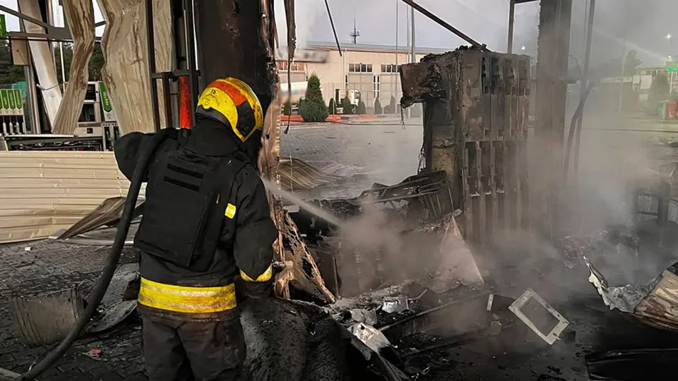 Ночью 1 июля беспилотные удары по Днепропетровской области повредили пять автозаправок: одна женщина погибла, трое ранены. Одновременно в России наблюдается резкое сокращение производства бензина, введены лимиты и растут цены; власти начали экстренный импорт топлива.