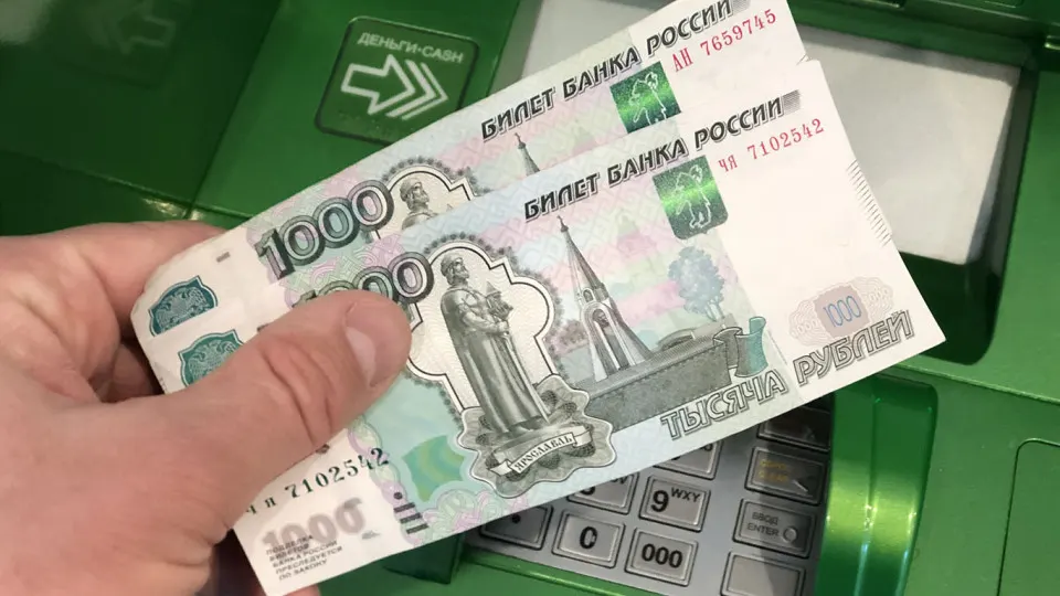 Министерство внутренних дел предлагает россиянам ограничивать суточные и месячные лимиты на снятие наличных и переводы по номеру телефона, особенно для карт, используемых в крупных операциях, чтобы снизить риски хищения.