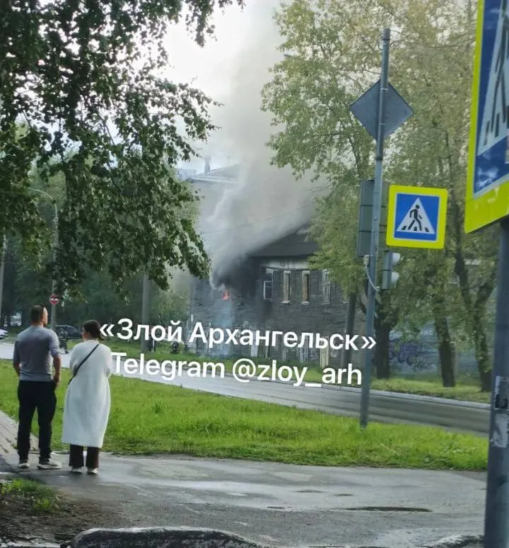 На месте работают пожарные. Угрозы соседним домам нет. Проезд рядом перекрыт.