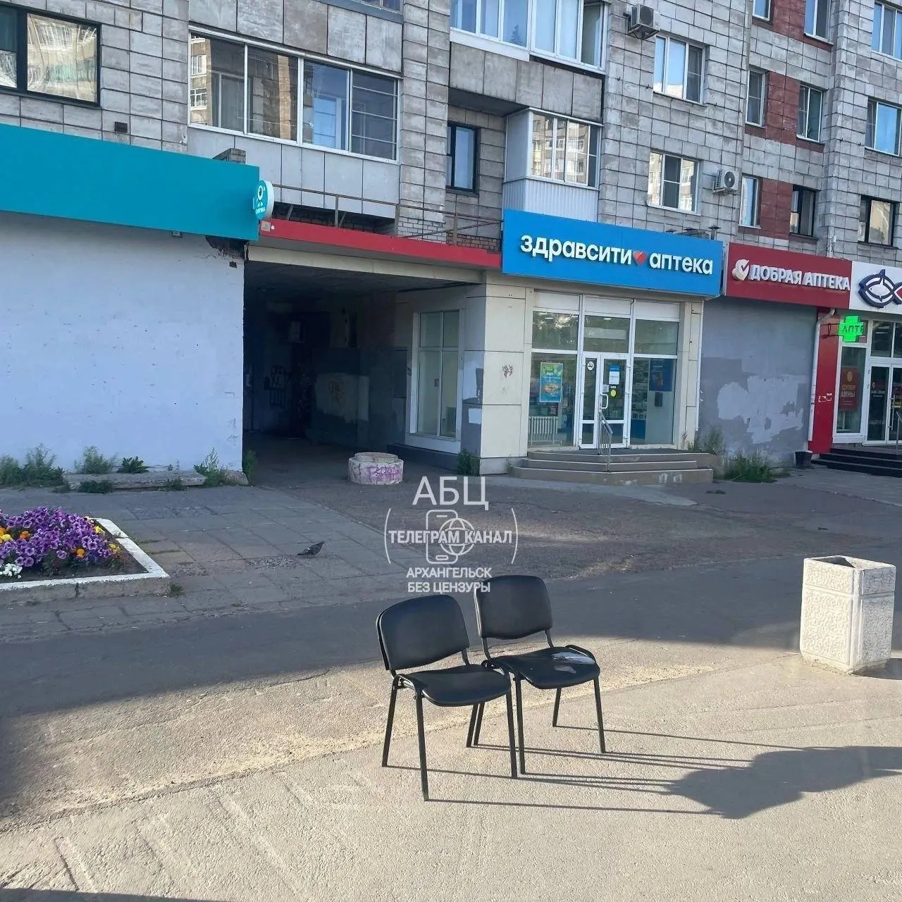 Жители Архангельска начали ставить стулья на автобусных остановках. По данным властей, до конца августа в городе появятся 12 новых павильонов ожидания; подрядчика найдут через аукцион. Убирать стулья, поставленные гражданами на остановках, не планируется.