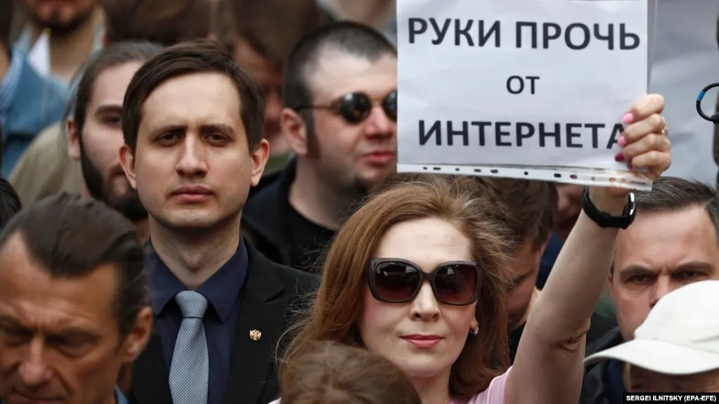 Роскомнадзор запустил масштабную блокировку VPN-сервисов в России, что повлияло на доступ к IP-адресам ряда популярных хостингов и вызвало технические проблемы у некоторых VPN-провайдеров.