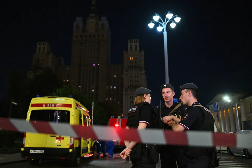 В московском ресторане Balzi Rossi произошёл взрыв: погибли пять человек, 21 пострадал; расследование ведётся, обсуждаются версии, в том числе вероятность цели в лице генерала Александра Чайко.