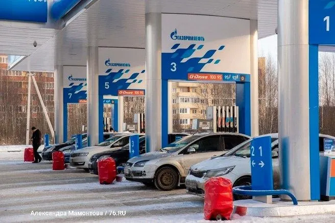 Клиентам доступна заправка в любом объёме с оплатой после заправки; лимиты сняты в Москве, Московской области и ещё в девяти регионах.