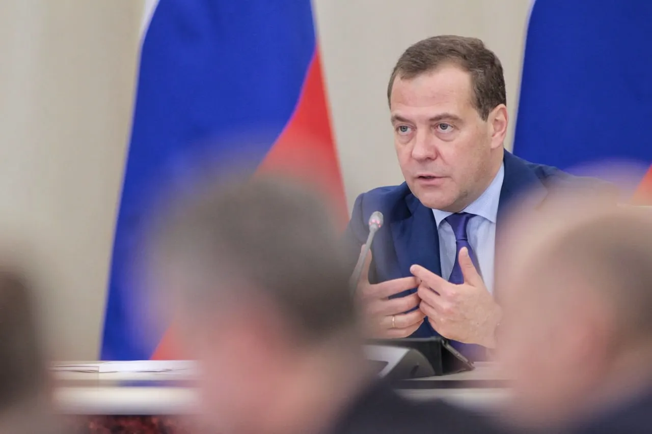 По словам Медведева, прекращение или приостановка СВО не остановит идеологическую борьбу, и воспитание общества останется актуальной задачей.