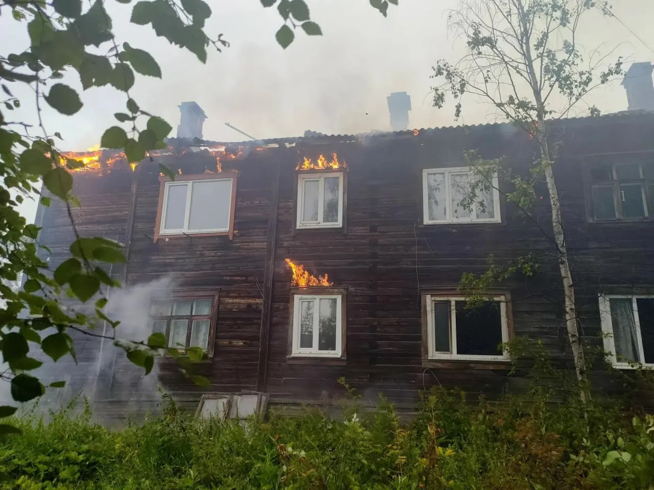 Пламя охватило половину здания, жильцы эвакуированы. На месте работают пожарные, полиция, скорая и энергетики — задача служб — не допустить распространения огня на соседние дома.