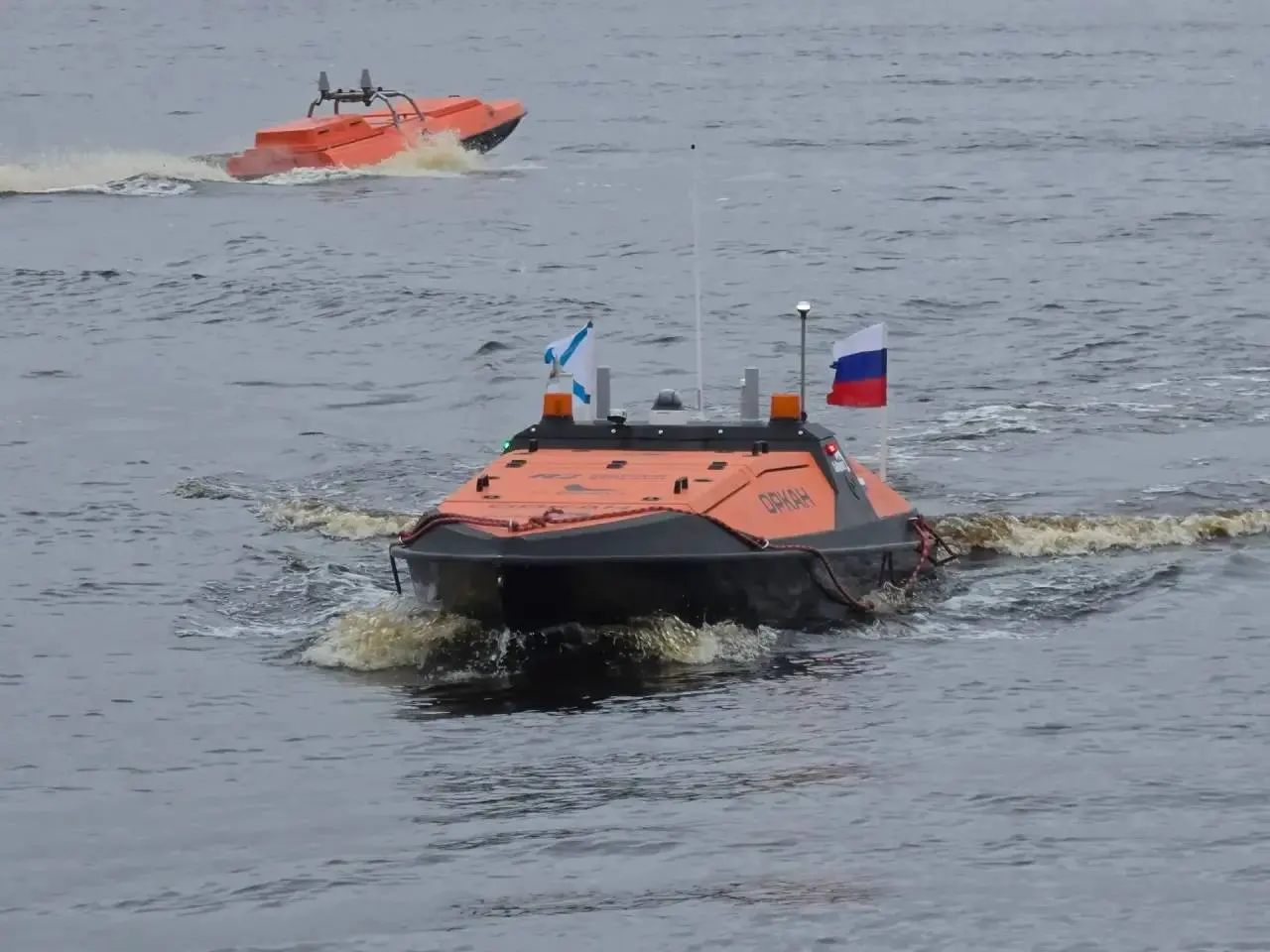 Универсальный безэкипажный катер впервые отправится в Пертоминск с грузами и оборудованием; он способен перевозить до 400 кг на дистанцию до 600 км, и в будущем такие суда будут доставлять грузы в труднодоступные районы Поморья.