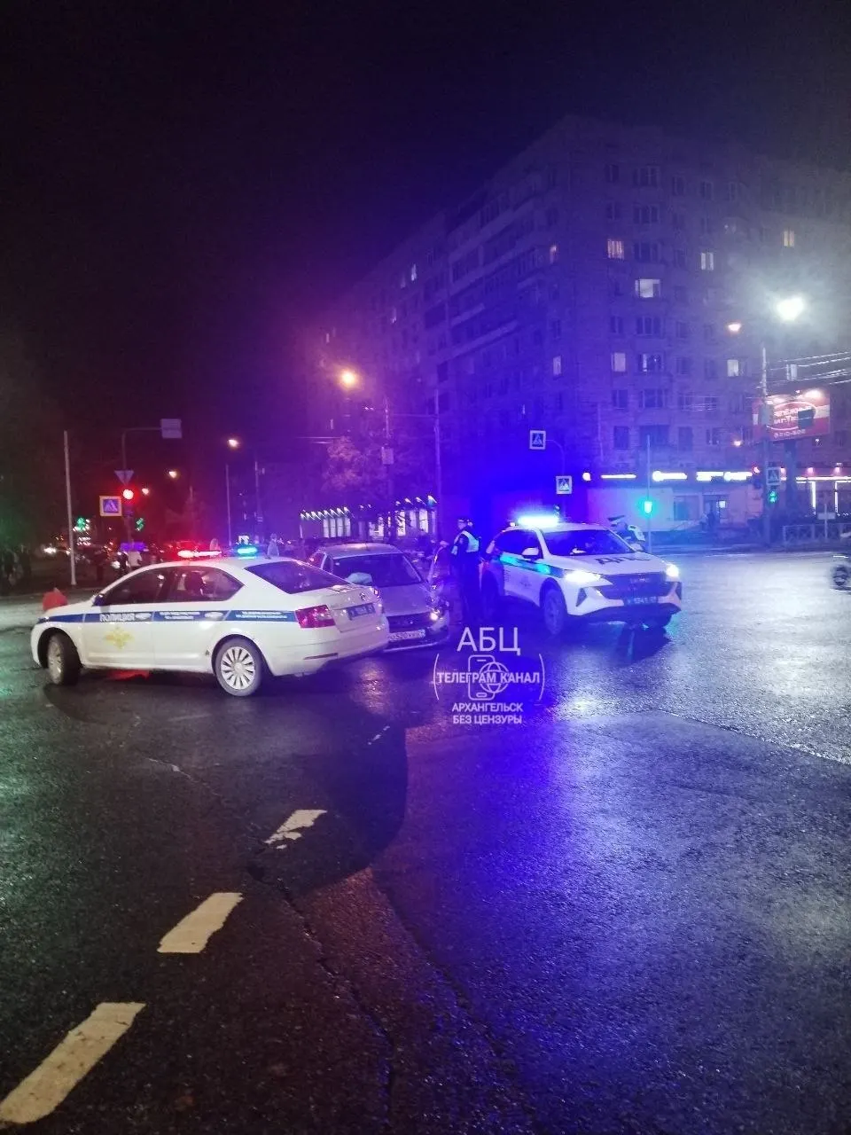 На перекрёстке Тимме — Воскресенская произошло ДТП; очевидцы говорят, что водитель попытался скрыться от патруля.