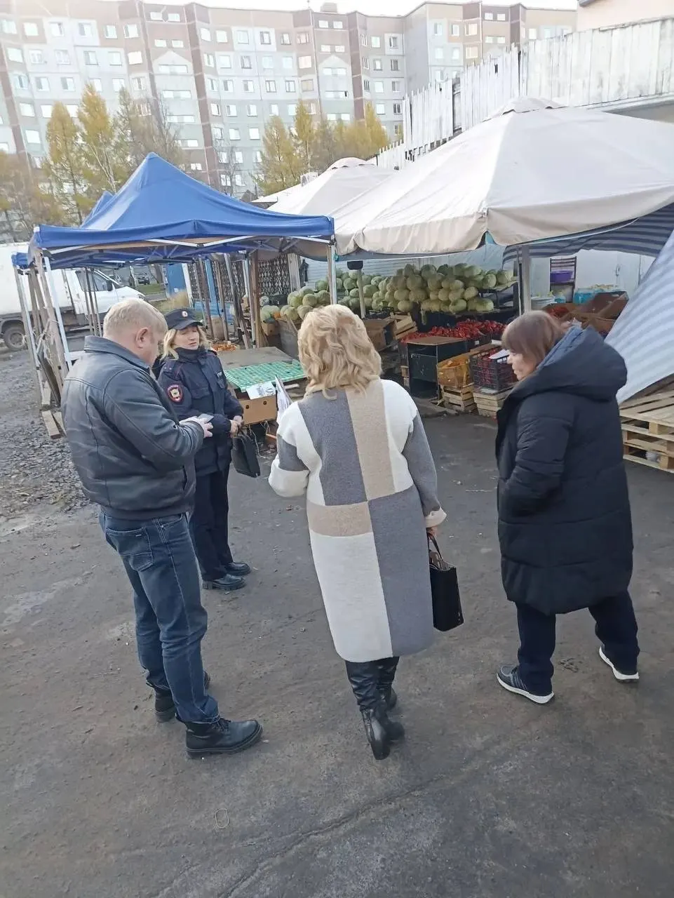 Лотки занимали территорию без разрешения на протяжении нескольких лет. Только за 2026 год управление торговли выписало 10 протоколов, штрафы составили около 80 тысяч рублей. После выездного совещания владелец палаток убрал их самостоятельно.