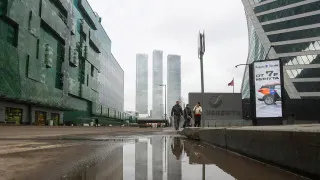 Большинство работодателей в России остановили расширение штата до конца года: бизнес отказывается от массового найма, переводит сотрудников на неполную занятость и лишь точечно повышает зарплаты.
