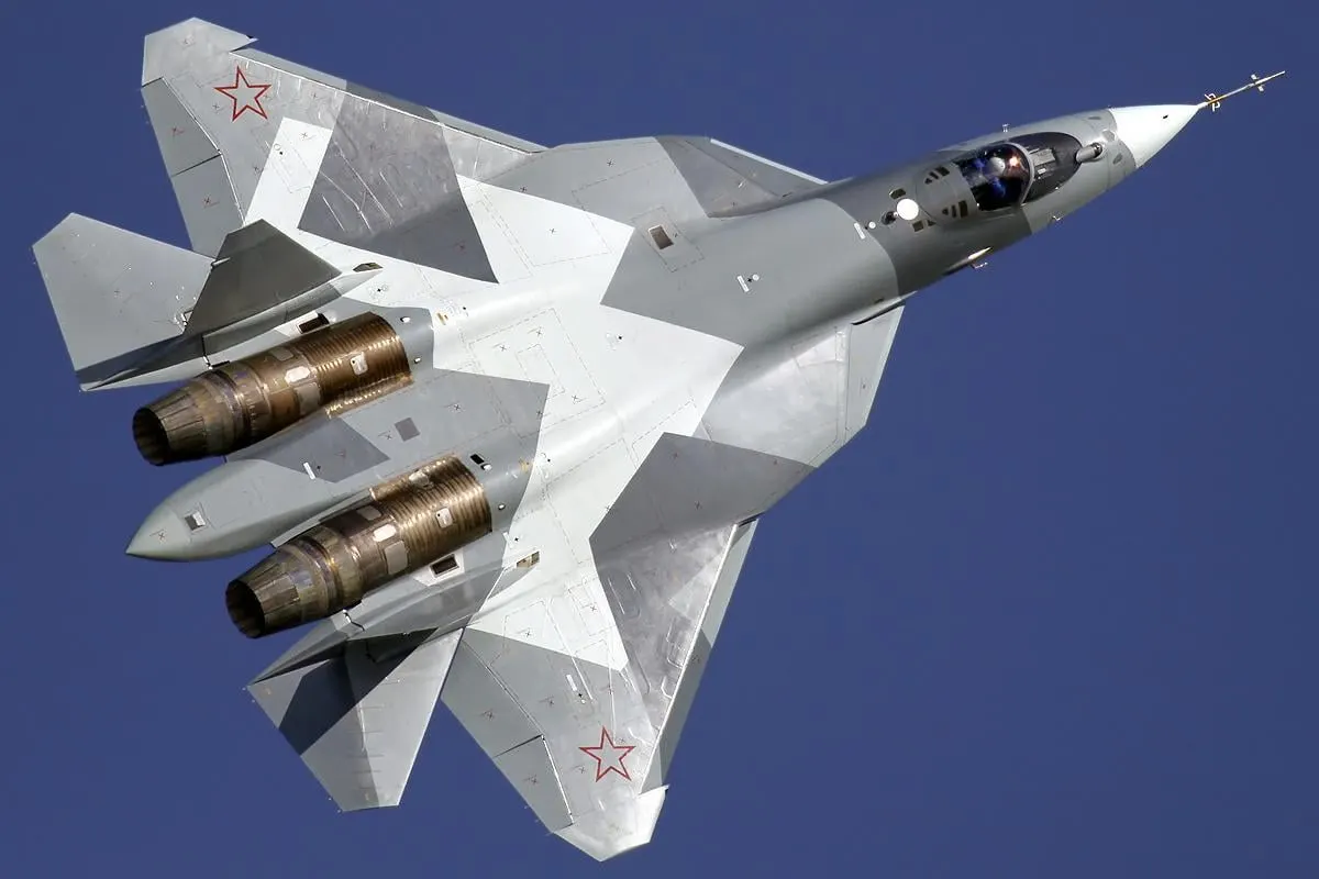 Военная разведка обнародовала данные о новой российской крылатой ракете, разработанной для Су‑57: в носовой части интегрирована ОФАБ‑250‑270, бортовая электроника содержит много импортных компонентов, а предполагаемая дальность — до 300 км.