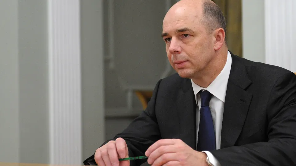 Ведомство использует нейросети для подсказок по распределению средств и для выявления неплательщиков, тогда как окончательные решения принимает человек; совокупный дефицит бюджетной системы на 2025 год достиг рекордных 8,291 трлн рублей.